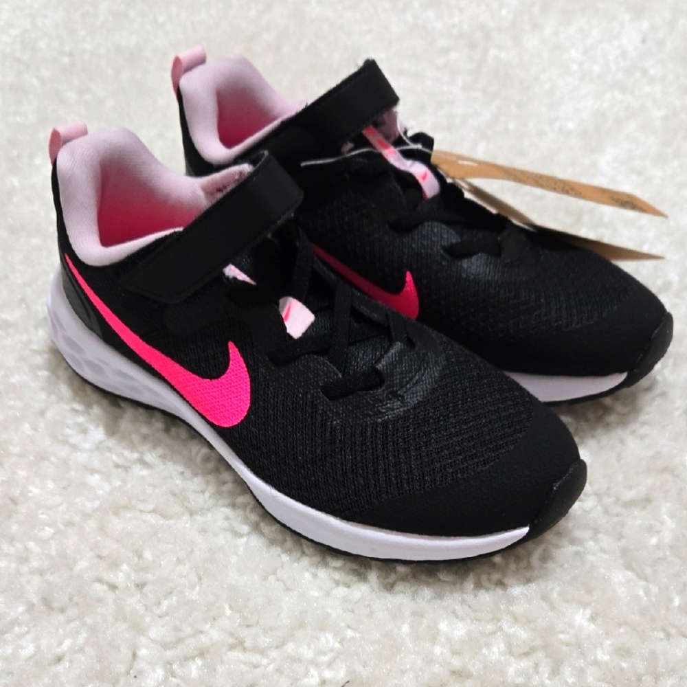 NWT- Girls Nike Revolution Black/Hyper Pink Size 2Y